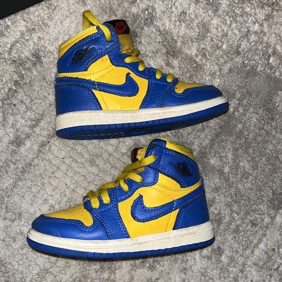 Jordan 1 Retro High OG - Picture 3 of 5